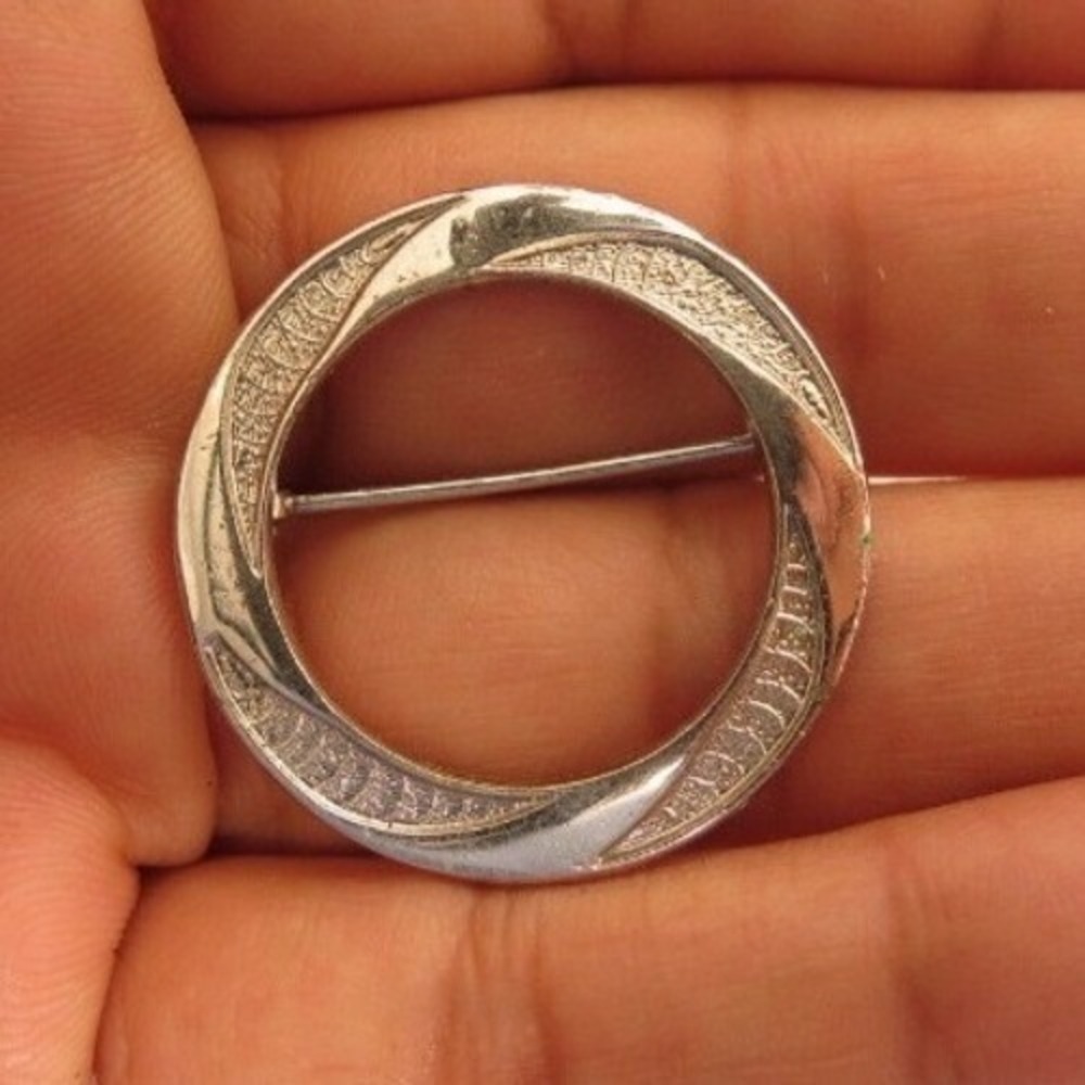 Vintage Elegant Silver Plated Wreath Pin / Brooch